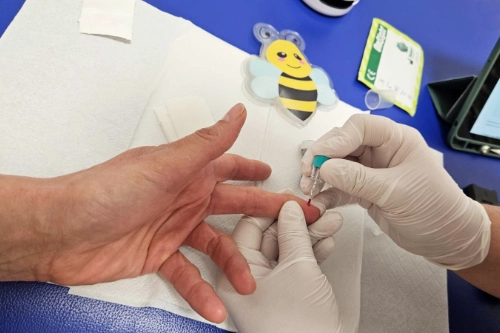 labormessung-finger-blutentnahme-blut